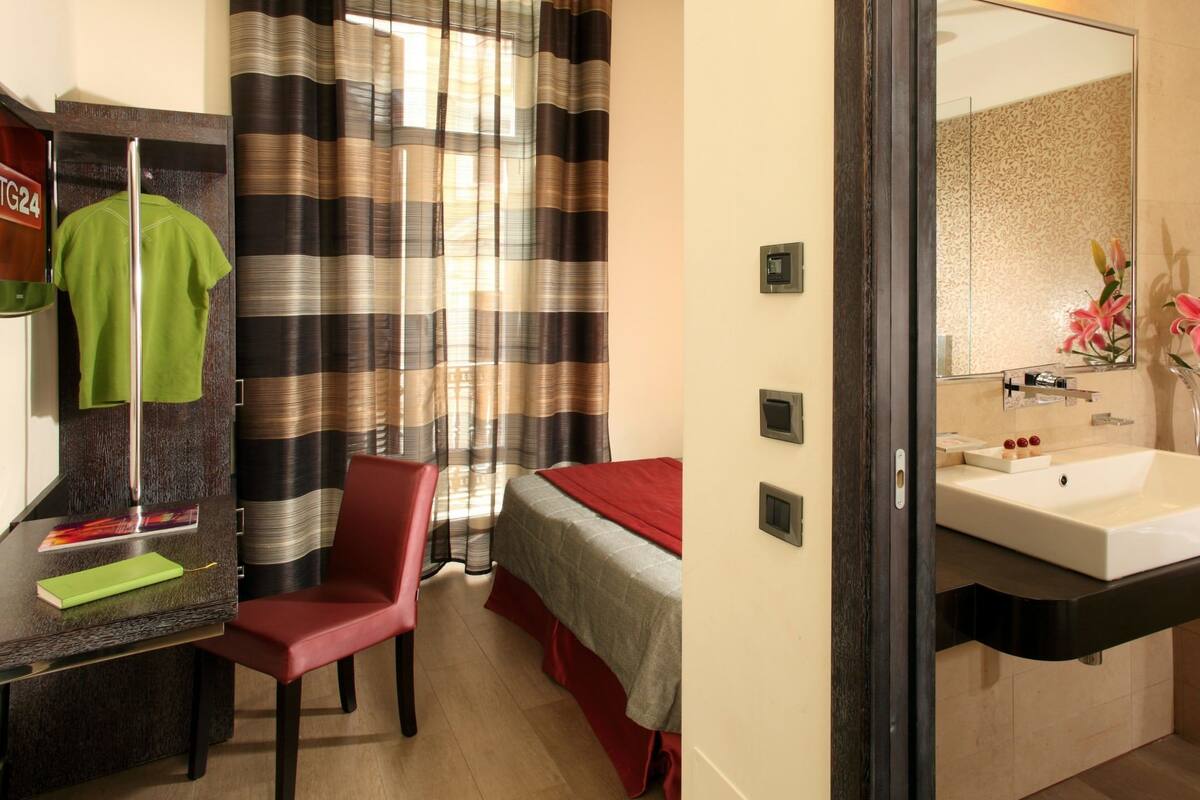 Standard Double Room | Minibar, in-room safe, blackout drapes, WiFi (free)