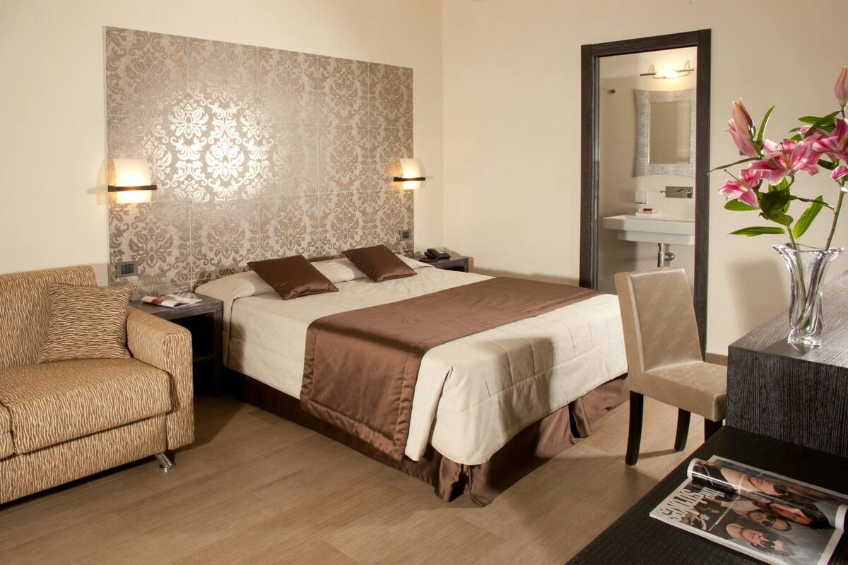 Standard Triple Room | Minibar, in-room safe, blackout drapes, WiFi (free)