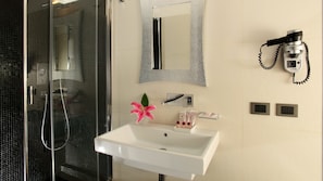 Standard Double Room | Bathroom | Hair dryer, towels - Class House (Rome)