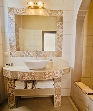 Shower, hair dryer, towels - Villa Danezis (Santorini)