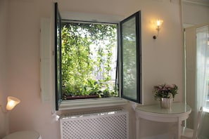 Shower, free toiletries, hair dryer, slippers - Milanosuites (Milan)