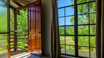Voyager Room, Kitchenette | In-room safe, iron/ironing board, free WiFi, bed sheets