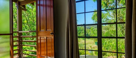 Voyager Room, Kitchenette | In-room safe, iron/ironing board, free WiFi, bed sheets