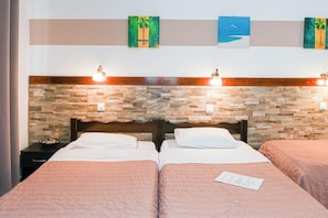 Eenvoudige driepersoonskamer | Een kluis op de kamer, gratis wifi, beddengoed
