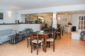 Frokostbuffé hver dag (EUR 7.0 per person)