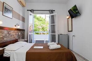 Double Room, Balcony, Garden View | In-room safe, free WiFi, bed sheets