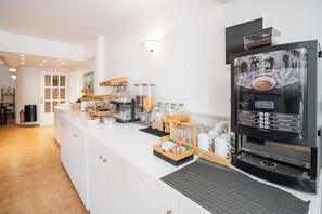 Daily buffet breakfast for a fee - Hotel Narkissos (Santorini)