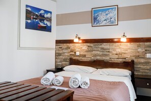 Dobbeltrom, balkong, fjellutsikt | Safe på rommet, wi-fi (inkludert) og sengetøy