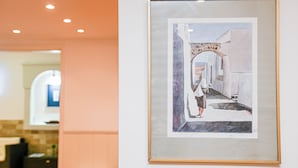Una obra de arte enmarco que muestra a una persona caminando por una puerta.