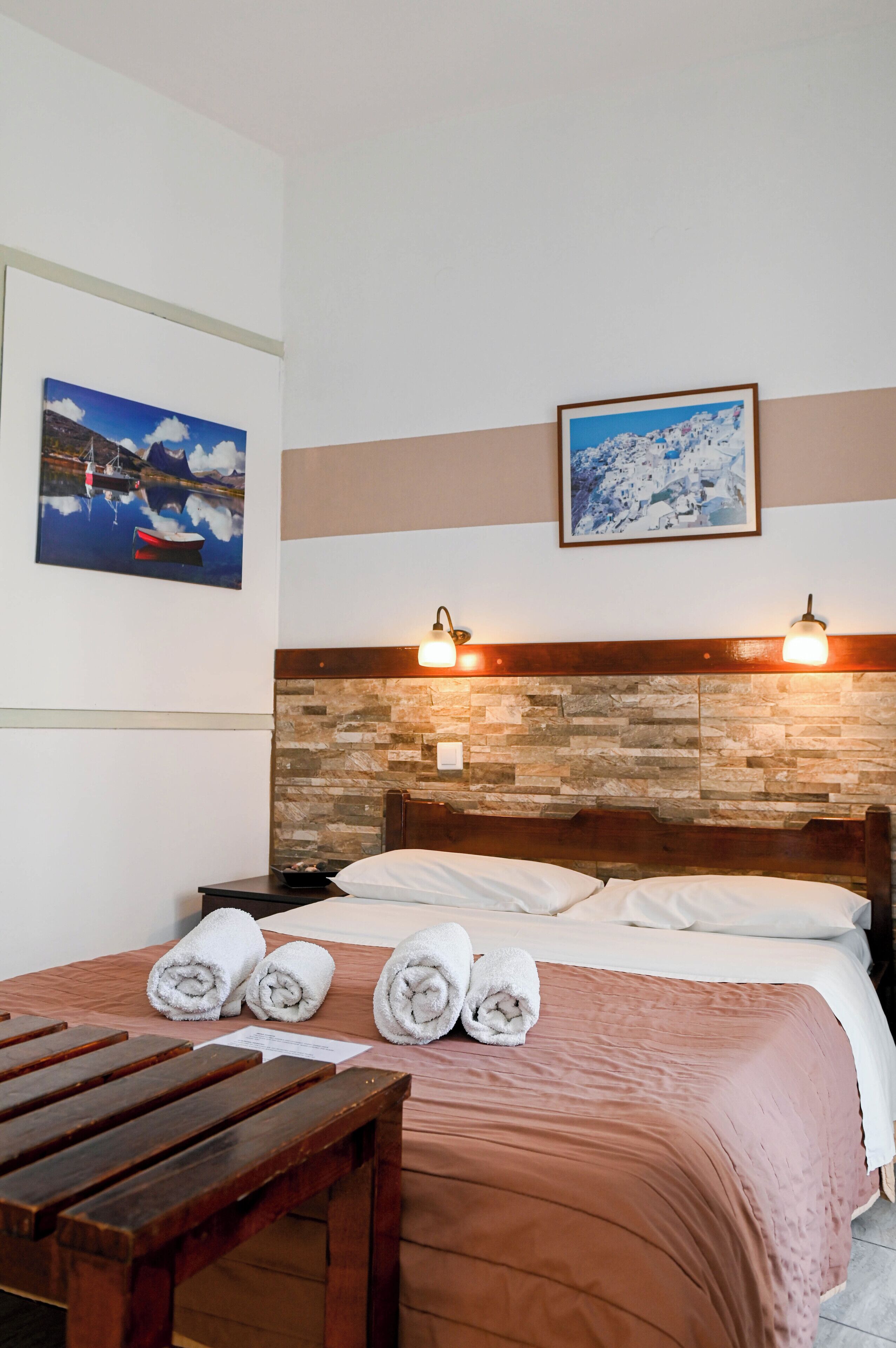 In-room safe, WiFi (free), bed sheets