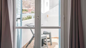 In-room safe, free WiFi, bed sheets