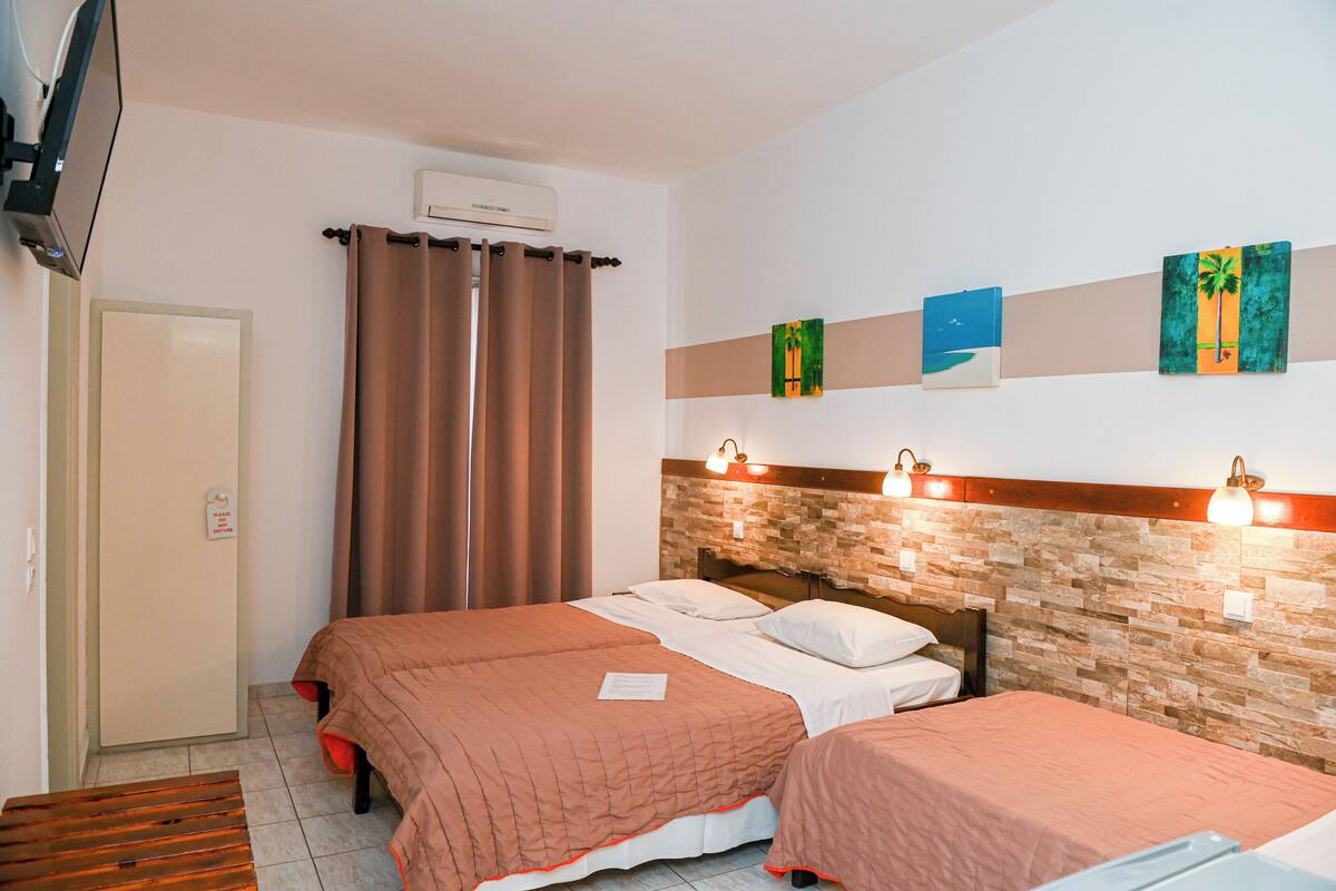 Kamar Triple Basic | Brankas, Wi-Fi gratis, dan seprai linen