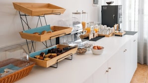 Un bufé de desayuno con diversas opciones de comida y bebidas.