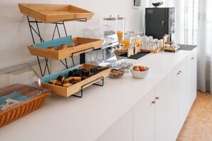 Daily buffet breakfast for a fee - Hotel Narkissos (Santorini)