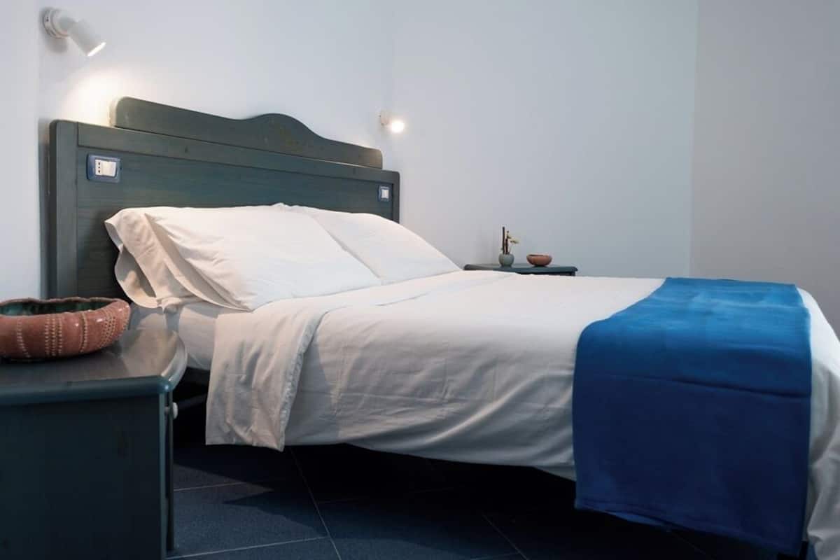 1 Schlafzimmer, hochwertige Bettwaren, Schreibtisch