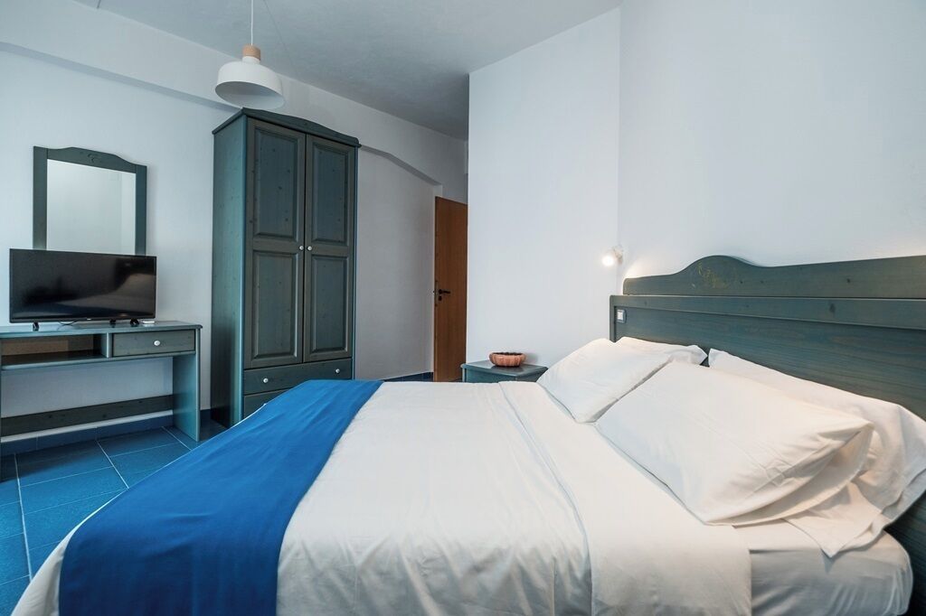 1 bedroom, premium bedding, desk, iron/ironing board (on request)