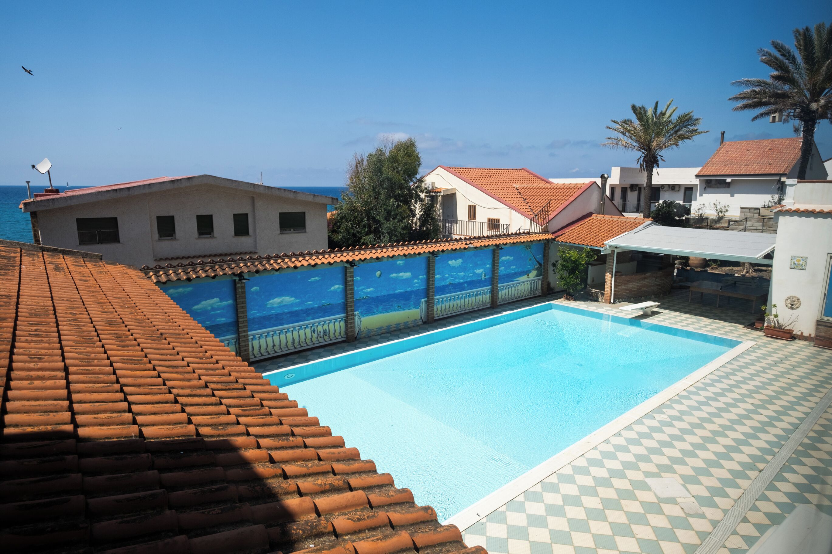 Una piscina al aire libre de temporada