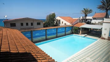 Una piscina al aire libre de temporada