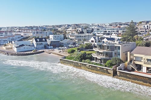 Playa en los alrededores, playa de arena blanca y toallas de playa