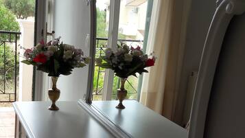 Departamento, 2 habitaciones, patio, vista a la montaña | Caja de seguridad en la habitación y insonorización