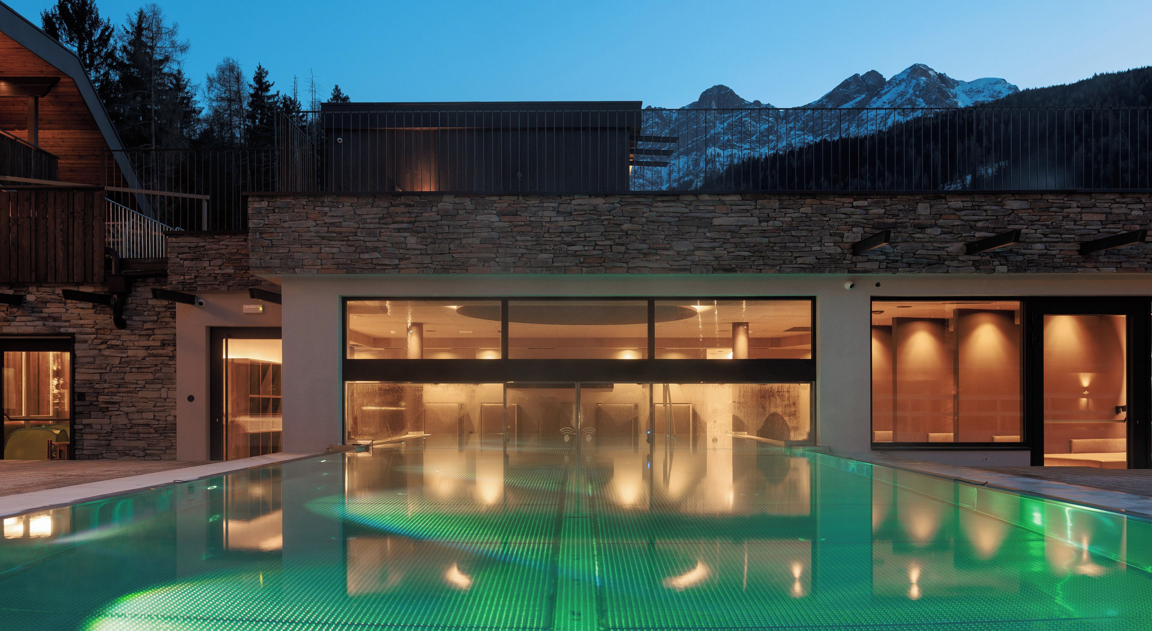 4 indoor pools, outdoor pool, open 7:00 AM to 7:00 PM, sun loungers