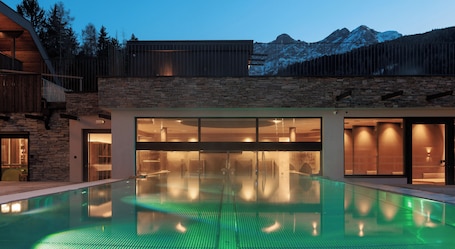 4 piscinas techadas, una piscina al aire libre. Aparthotel Familiaris - Family Apartments - Pools & Spa in the Dolomites