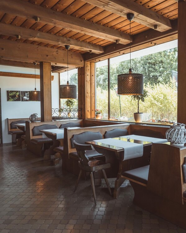 Lunch and dinner served, Italian cuisine