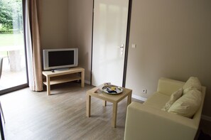 Individually decorated, individually furnished, desk, laptop workspace - Budget Flats Brussels (Brussels)