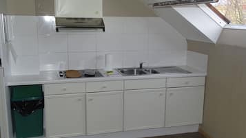 Refrigerador, microondas, cafetera y tetera y tetera eléctrica