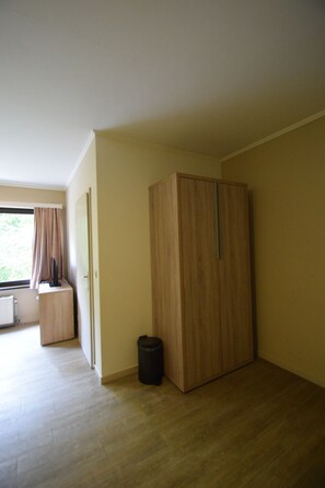 Habitación cuádruple básica | Decoración individual, mobiliario individual, escritorio