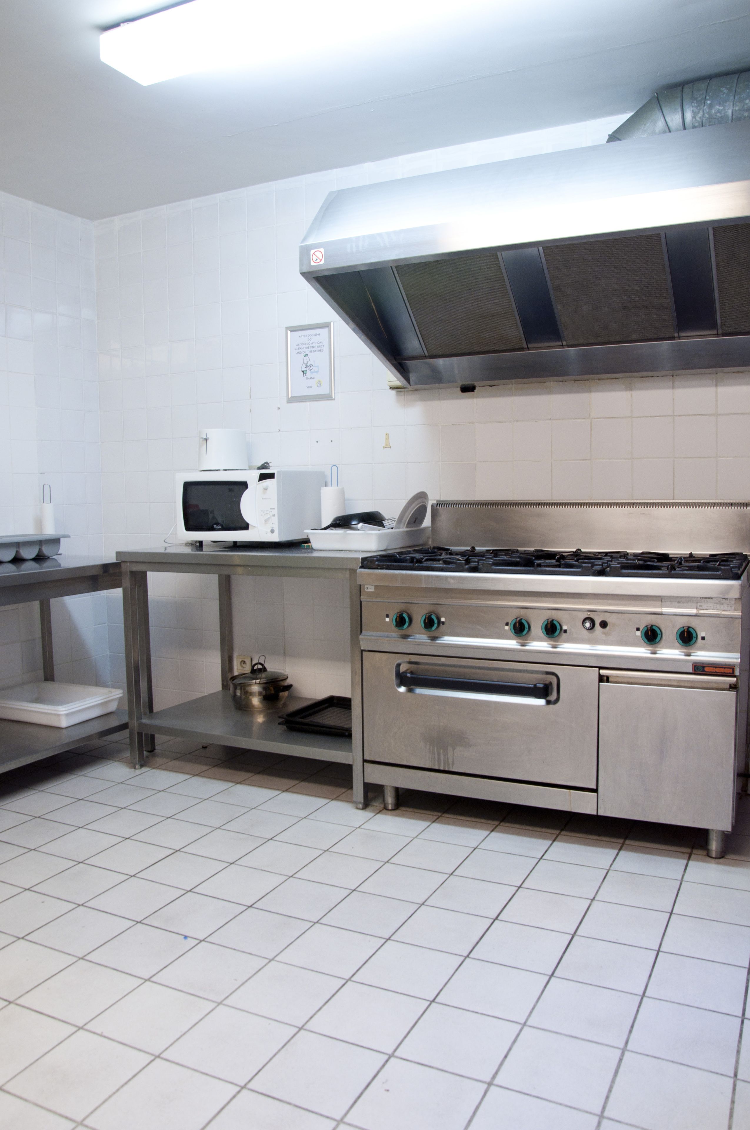 Réfrigérateur, micro-ondes, cafetière/bouilloire, bouilloire électrique