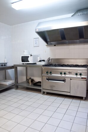 Réfrigérateur, micro-ondes, cafetière/bouilloire, bouilloire électrique