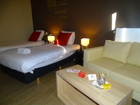Decoración personalizada, muebles diferentes y escritorio . Budget Flats Brussels