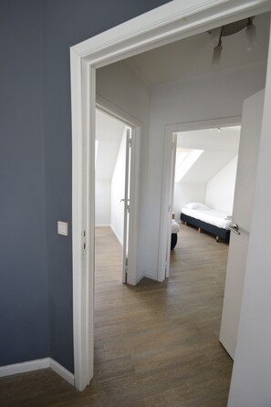 Family Room | Individually decorated, individually furnished, desk, laptop workspace - Budget Flats Brussels (Brussels)