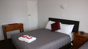 Studio (Twin) | Iron/ironing board (on request), WiFi (free), bed sheets - Burgundy Rose Motel (Whangarei)