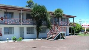 Property grounds - Burgundy Rose Motel (Whangarei)