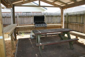 BBQ/picnic area - Burgundy Rose Motel (Whangarei)