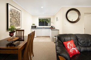 Two Bedroom Suite | Área de estar | Smart TV 43 polegadas com canais via satélite, Netflix