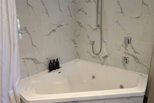 Executive One Bedroom Spa | Bathroom