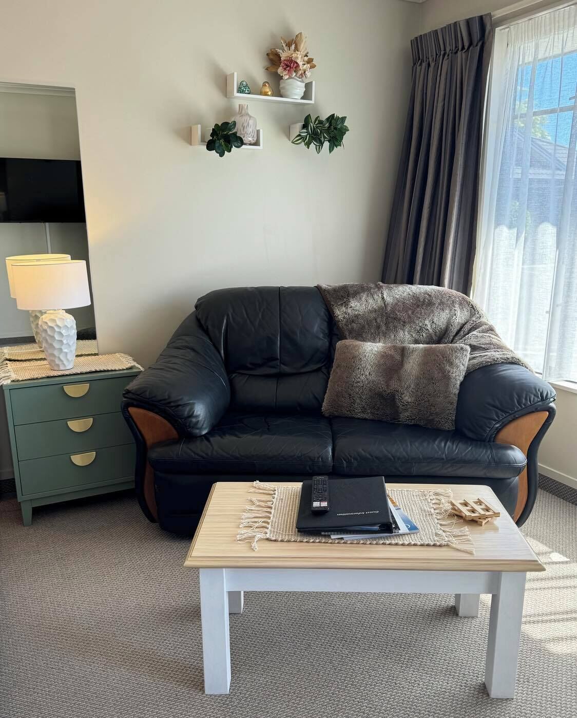 Executive King Spa Studio | Living area | 43-inch Smart TV with satellite channels, Netflix, streaming services