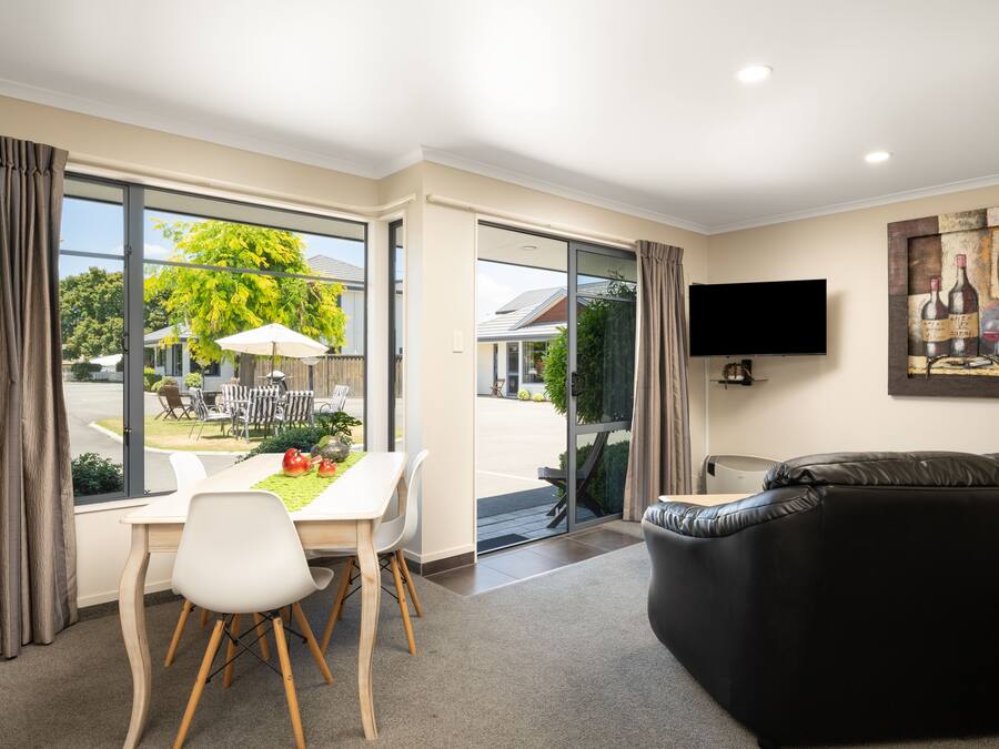 Executive One Bedroom Spa | Premium bedding, iron/ironing board, cribs/infant beds, free WiFi