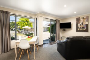 Ropa de cama de alta calidad, tabla de planchar con plancha y cunas 