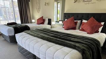 Twin Studio | Premium bedding, iron/ironing board, cribs/infant beds, free WiFi