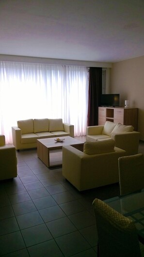 Apartemen, 2 kamar tidur | Area keluarga | TV layar datar