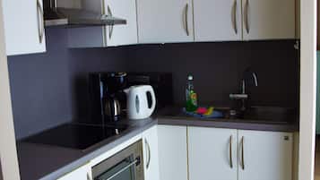 Penthouse Apartment  | Private kitchenette | Fridge, microwave, coffee/tea maker, electric kettle