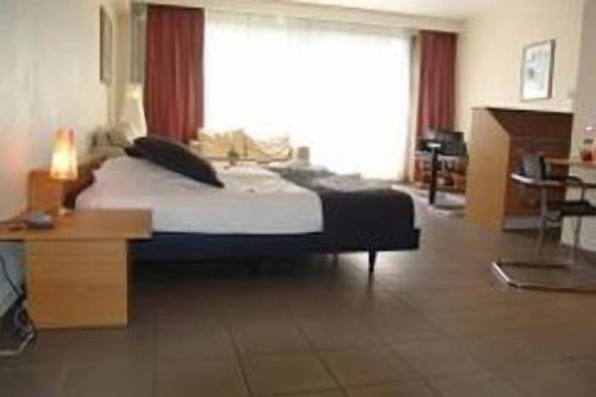 Studio, 2 Twin Beds | Desk, blackout drapes, iron/ironing board (on request), WiFi (free)
