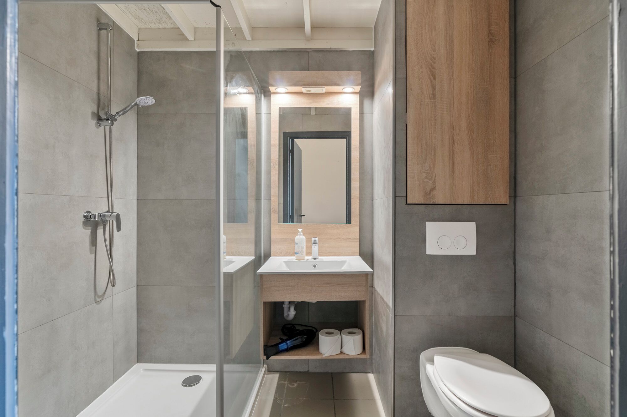 Family Apartment Semi Duplex | Bathroom | Shower, hair dryer, towels, toilet paper