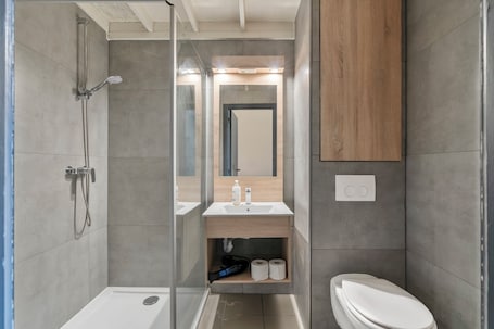 Family Apartment Semi Duplex | Bagno | Doccia, asciugacapelli, asciugamani, carta igienica. Budget Flats Leuven