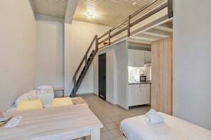 Family Apartment Semi Duplex | 起居区 | 液晶电视