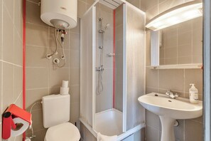 Ducha, secador de pelo, toallas, papel higiénico